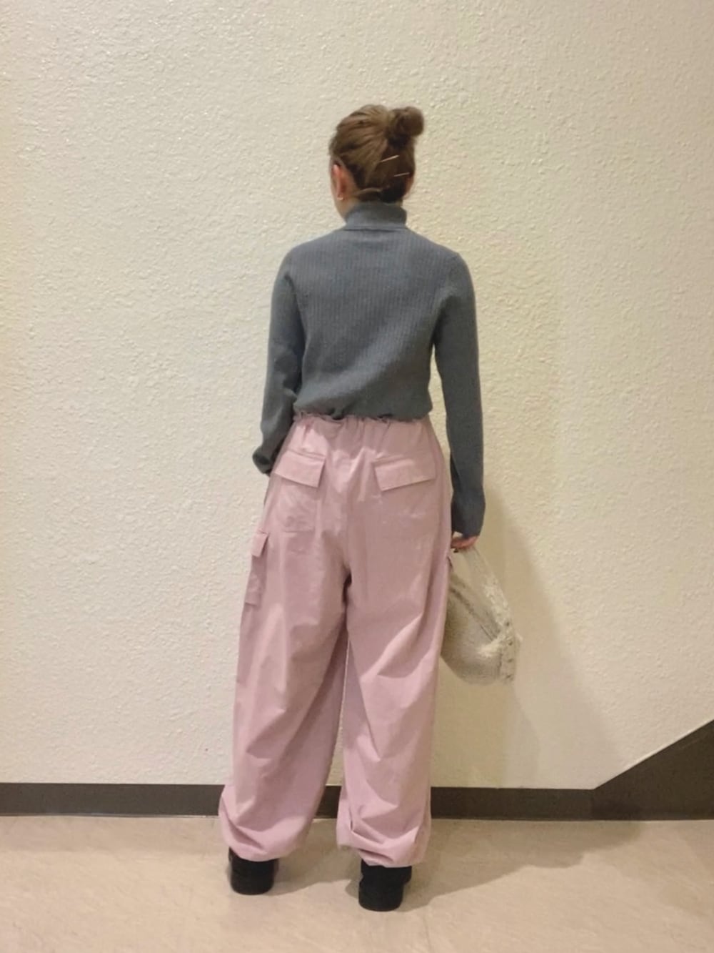 グレー系のニット/セーター、ピンク系のカーゴパンツ、ホワイト系のハンドバッグを着用したレディースの冬コーディネートの4枚目の写真