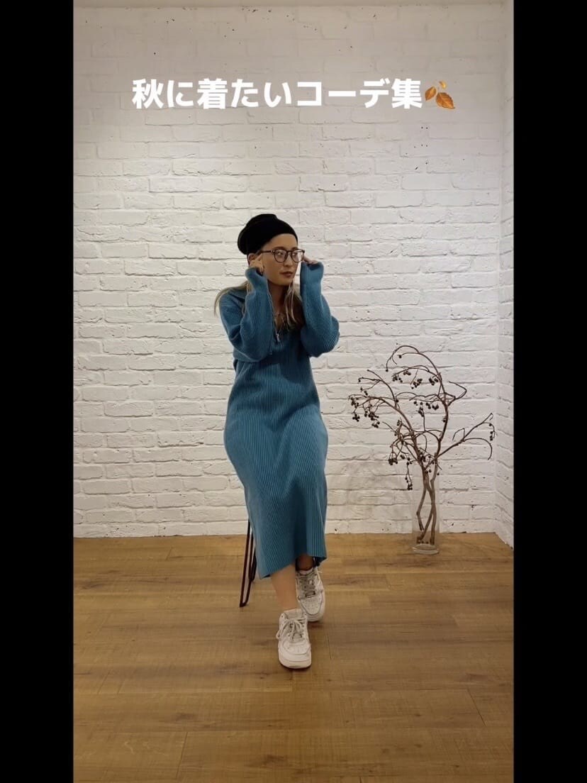 ブルー系のワンピース、ブラック系のメガネ、ブラック系のニットキャップ/ビーニーを着用したレディースの秋コーディネートの3枚目の写真