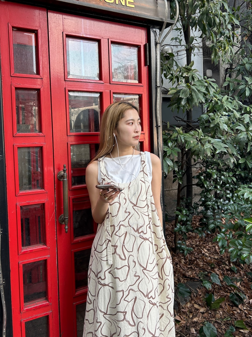 その他のワンピース、ホワイト系のタンクトップを着用したレディースの夏コーディネートの2枚目の写真