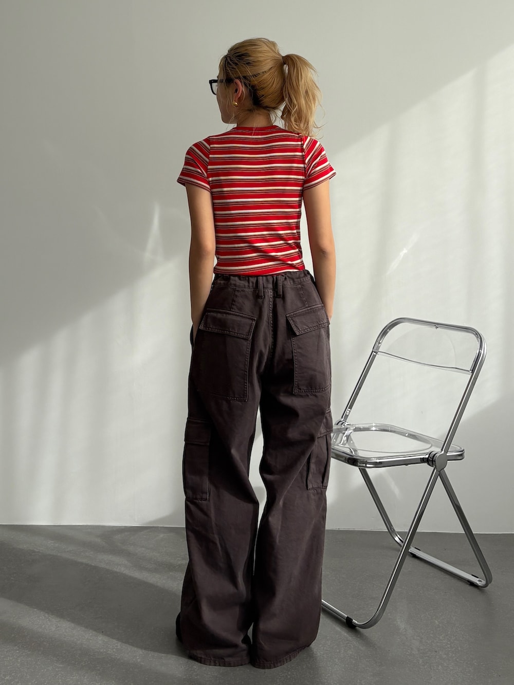 ブラウン系のカーゴパンツ、レッド系のTシャツ/カットソーを着用したレディースの夏コーディネートの2枚目の写真
