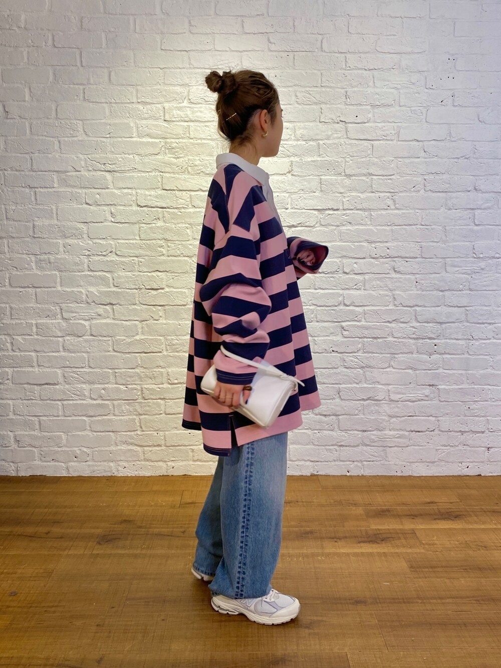 ホワイト系のハンドバッグ、ブルー系のTシャツ/カットソーを着用したレディースの冬コーディネートの2枚目の写真