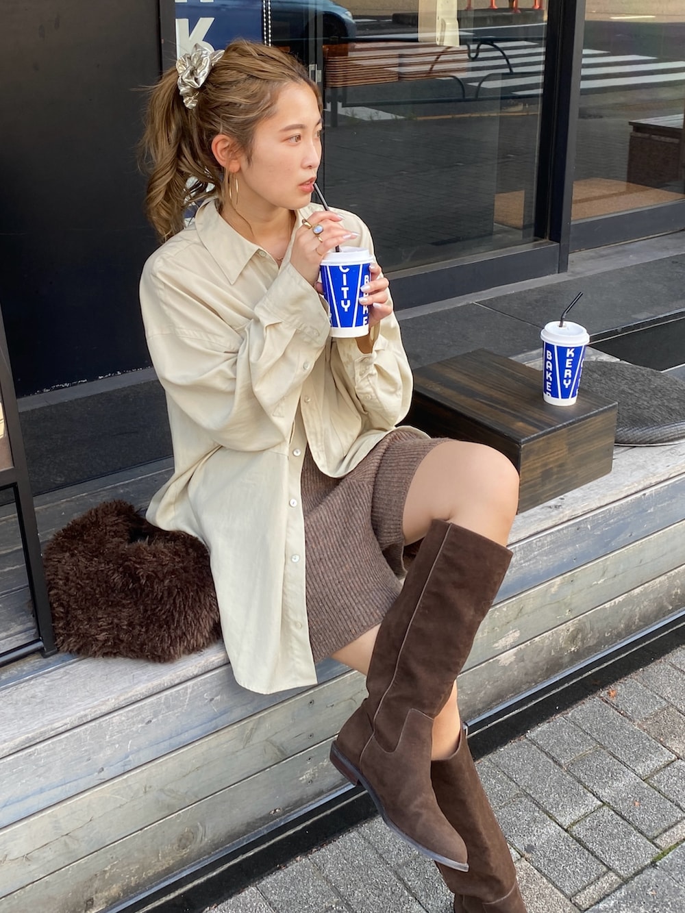 ホワイト系のシャツ/ブラウス、ブラウン系のその他パンツ、ブラウン系のブーツを着用したレディースの秋コーディネートの2枚目の写真