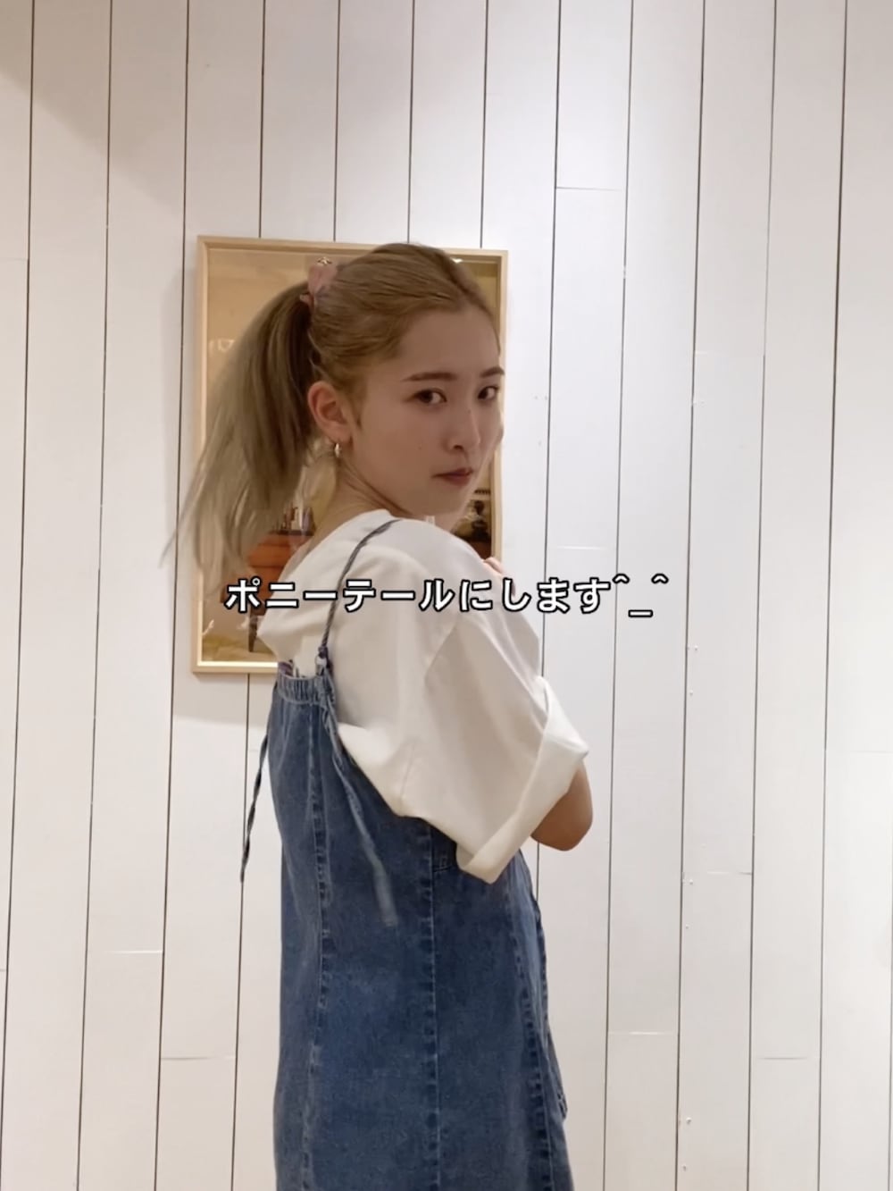 ホワイト系のTシャツ/カットソー、ブルー系のキャミソール、ホワイト系のハンドバッグを着用したレディースの夏コーディネートの7枚目の写真