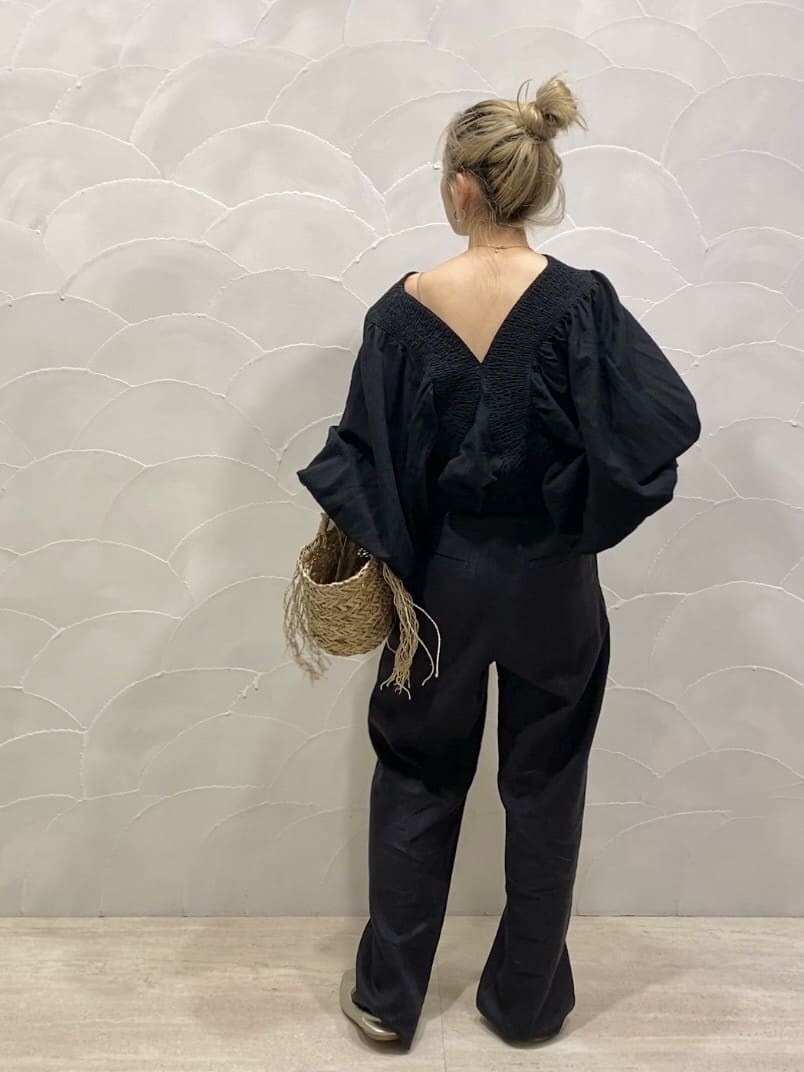 ブラック系のシャツ/ブラウス、ブラック系のその他パンツ、ベージュ系のかごバッグを着用したレディースの春コーディネートの3枚目の写真