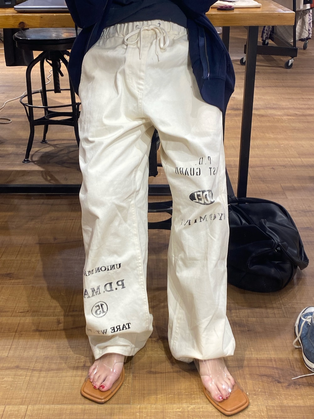 グレー系のタンクトップ、ホワイト系のタンクトップ、ホワイト系のその他パンツを着用したレディースの春コーディネートの5枚目の写真