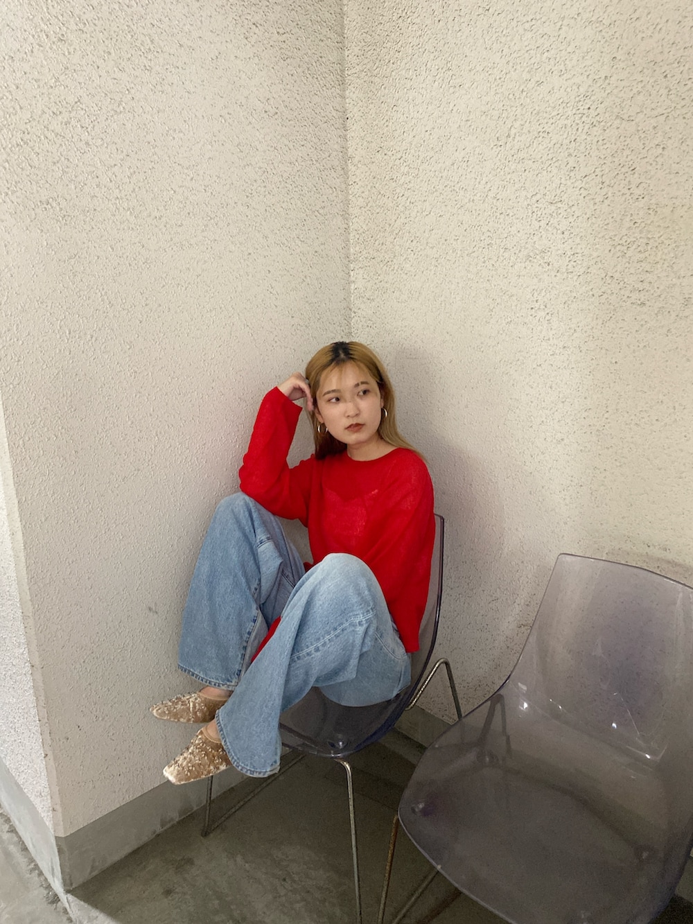 レッド系のニット/セーター、ベージュ系のパンプスを着用したレディースの秋コーディネートの2枚目の写真