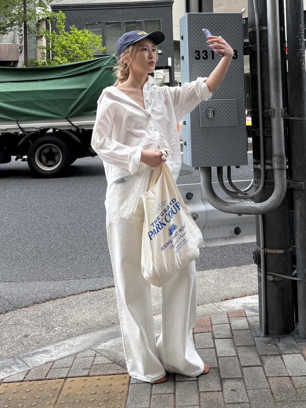 ホワイト系のシャツ/ブラウス、ホワイト系のデニムパンツ、ブルー系のキャップを着用したレディースの春コーディネートの2枚目の写真