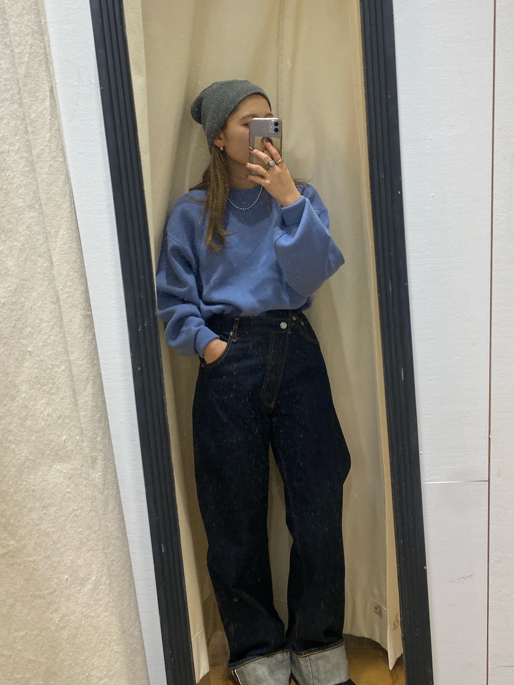 ブルー系のニット/セーター、ブルー系のデニムパンツ、グレー系のニットキャップ/ビーニーを着用したレディースの冬コーディネートの4枚目の写真