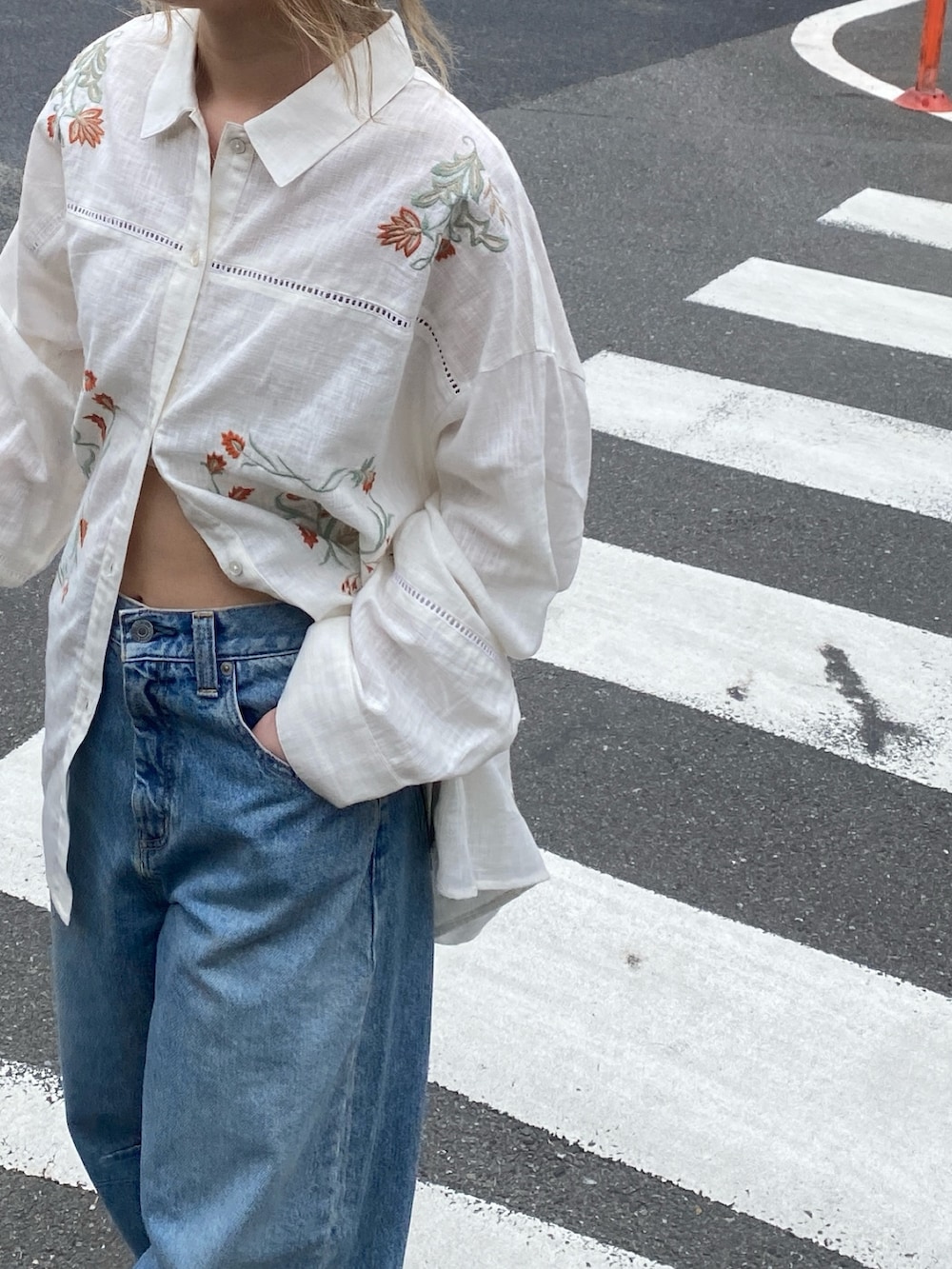 ホワイト系のシャツ/ブラウス、ブルー系のデニムパンツ、ホワイト系のサンダルを着用したレディースの春コーディネートの3枚目の写真