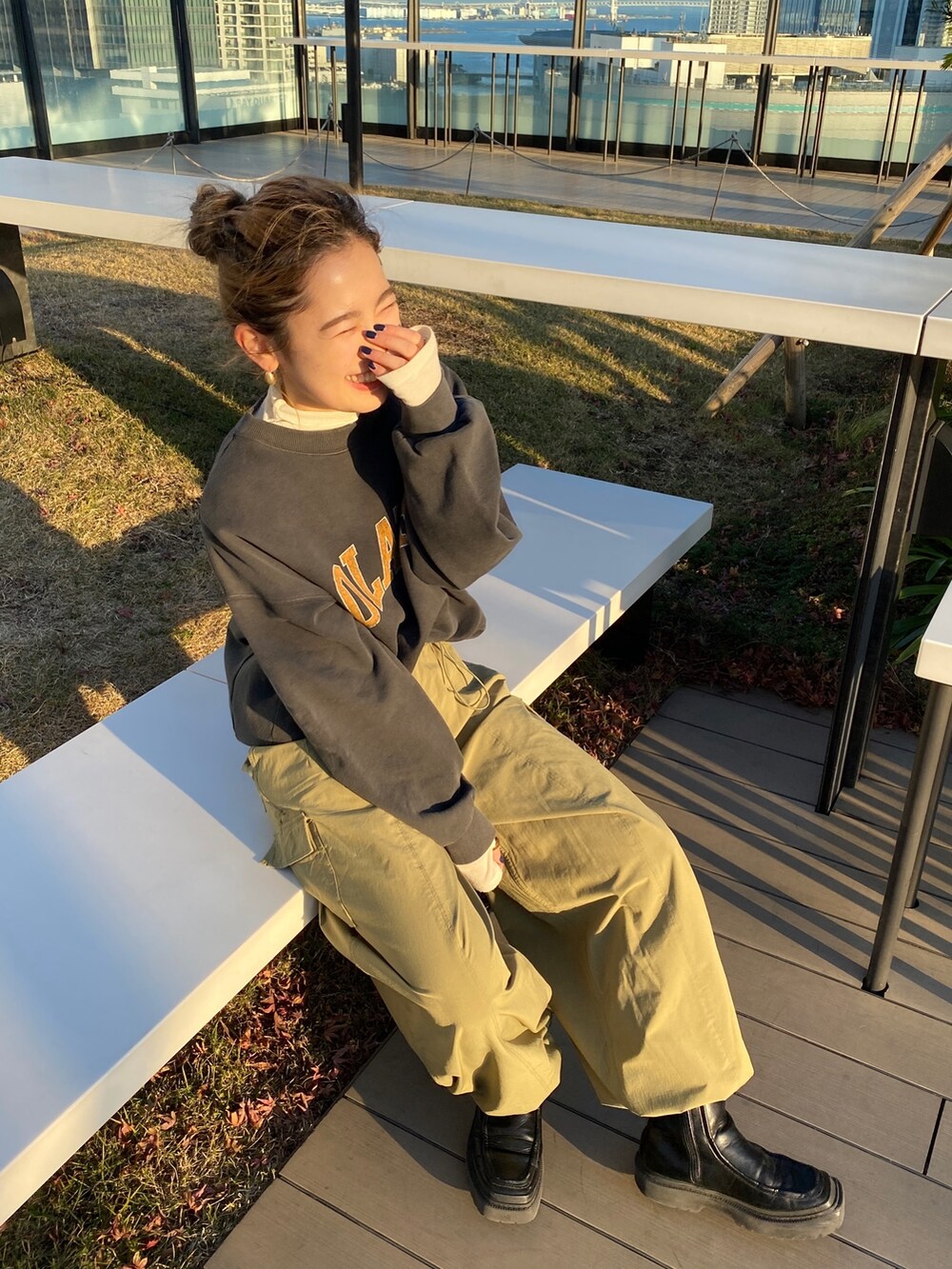 グレー系のTシャツ/カットソー、グリーン系のカーゴパンツ、ホワイト系のTシャツ/カットソーを着用したレディースの冬コーディネートの8枚目の写真