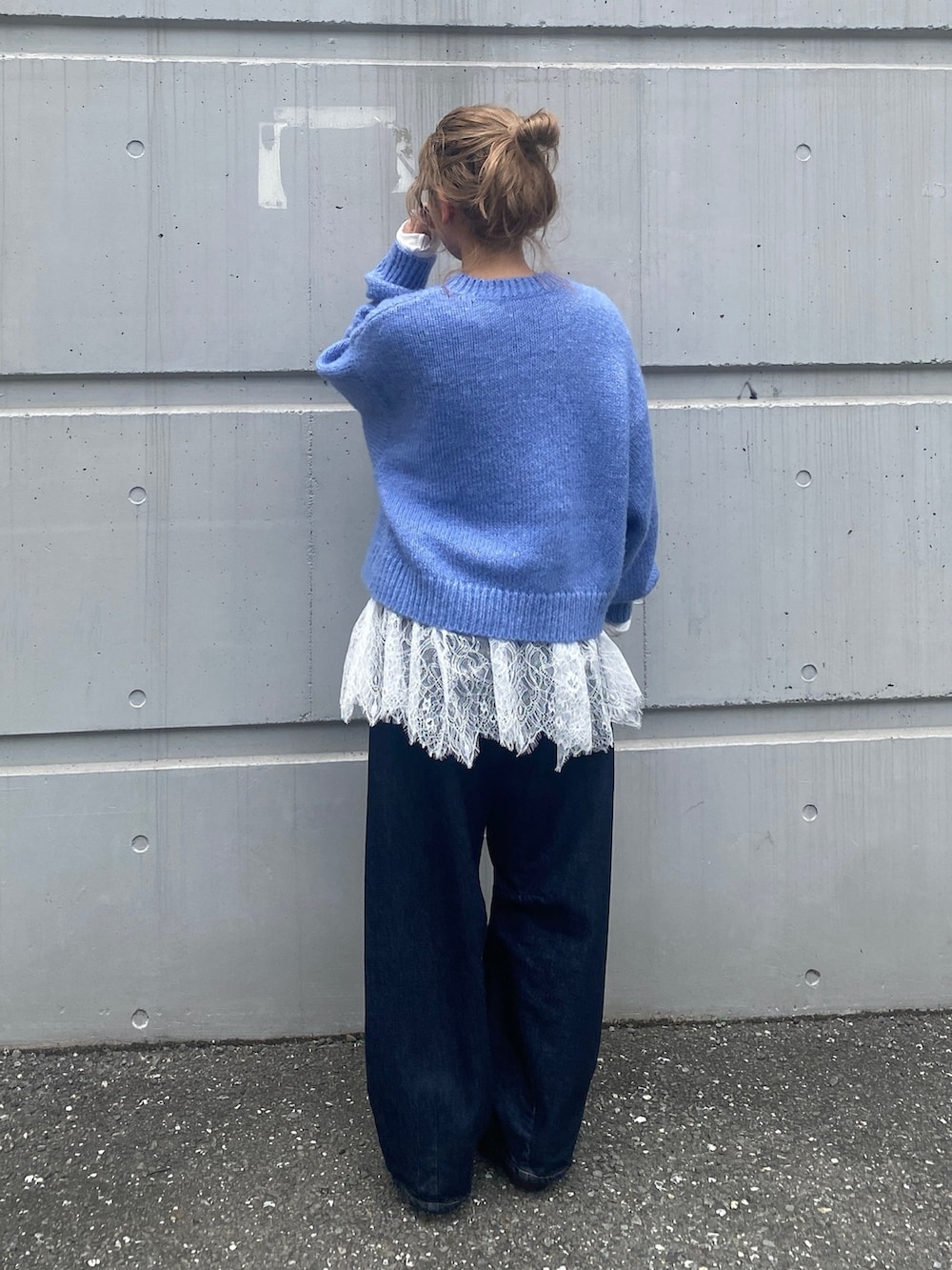 ブルー系のニット/セーター、ホワイト系のTシャツ/カットソー、ブルー系のデニムパンツを着用したレディースの秋コーディネートの3枚目の写真