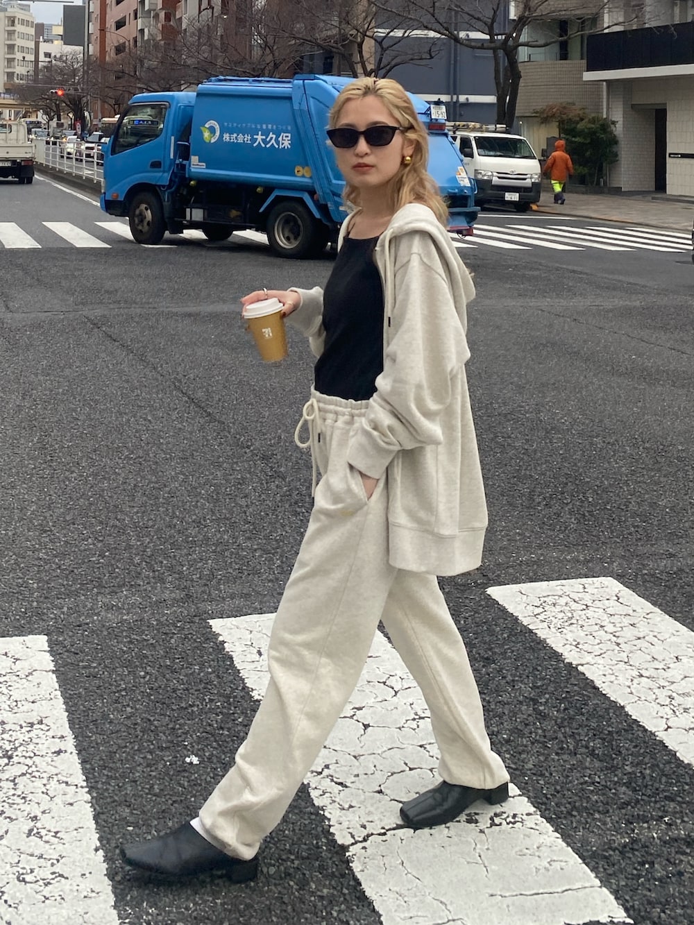 ホワイト系のパーカー、ホワイト系のスウェットパンツを着用したレディースの冬コーディネートの3枚目の写真