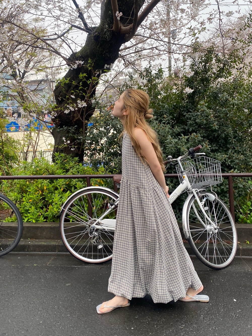 その他のワンピースを着用したレディースの春コーディネートの2枚目の写真