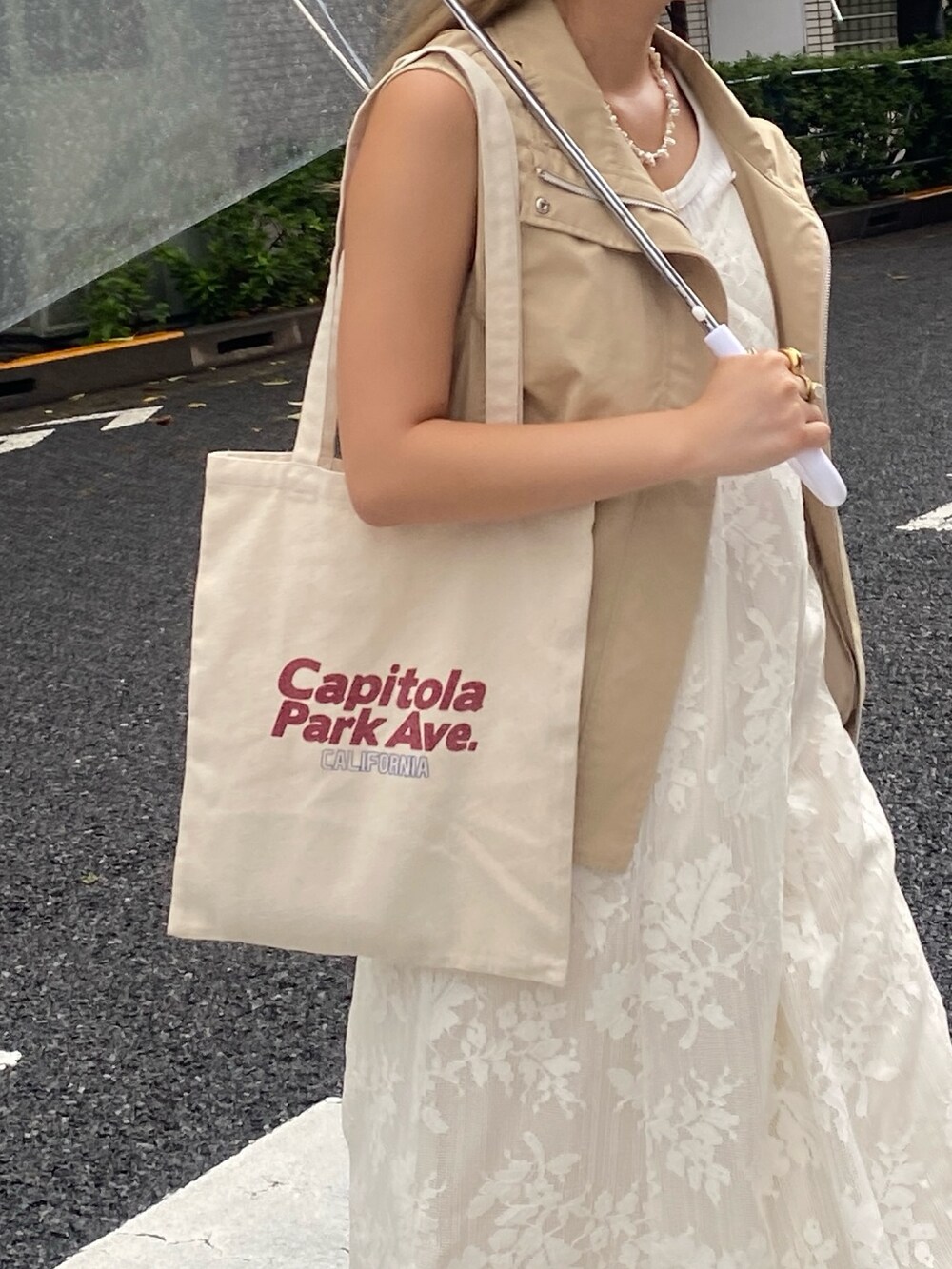 ベージュ系のベスト、ホワイト系のワンピース、ホワイト系のTシャツ/カットソーを着用したレディースの夏コーディネートの5枚目の写真