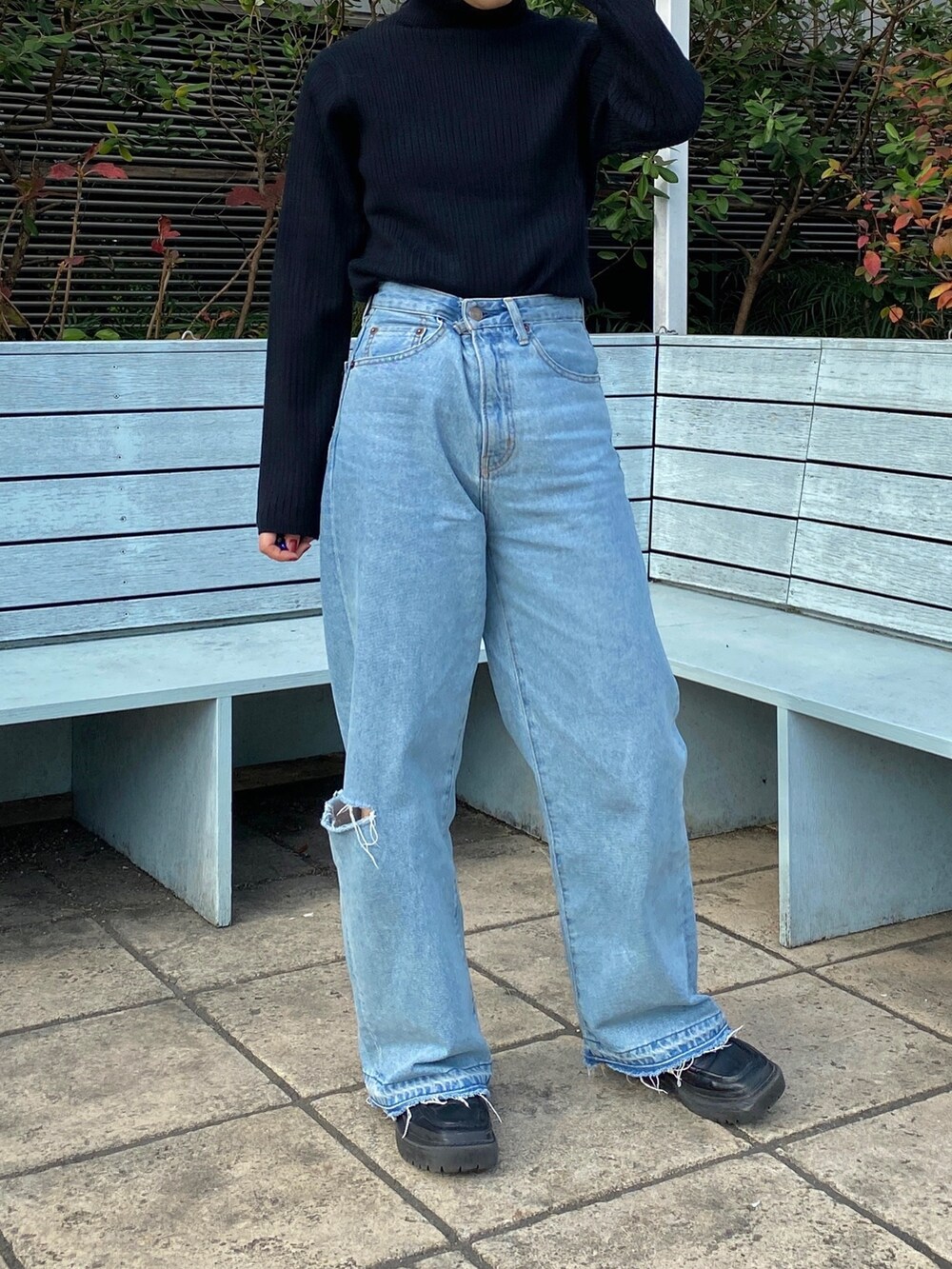 ブルー系のデニムパンツ、ブラック系のニット/セーター、その他のチェスターコートを着用したレディースの秋コーディネートの4枚目の写真
