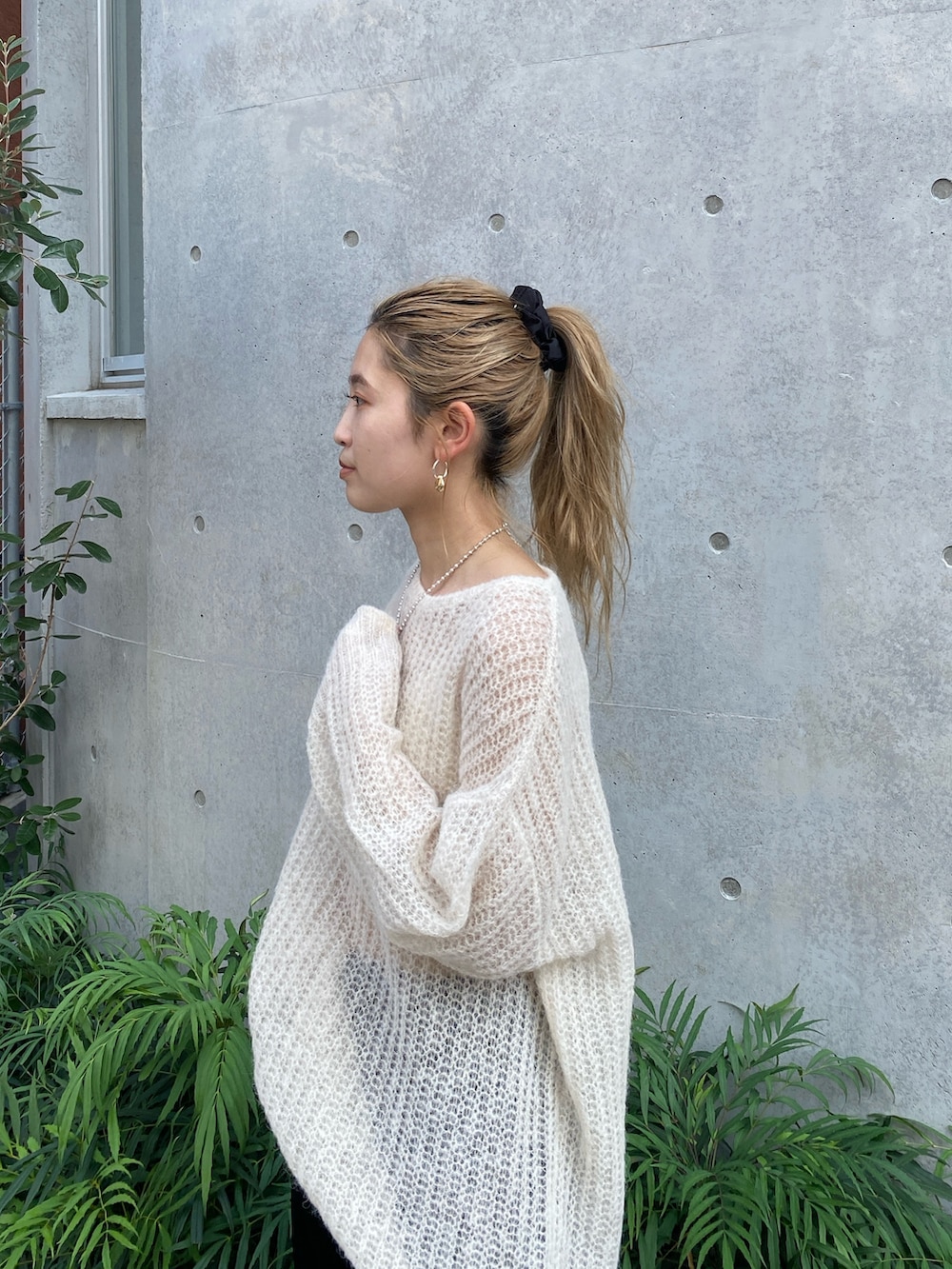 ホワイト系のニット/セーター、ブラック系のスカートを着用したレディースの秋コーディネートの4枚目の写真