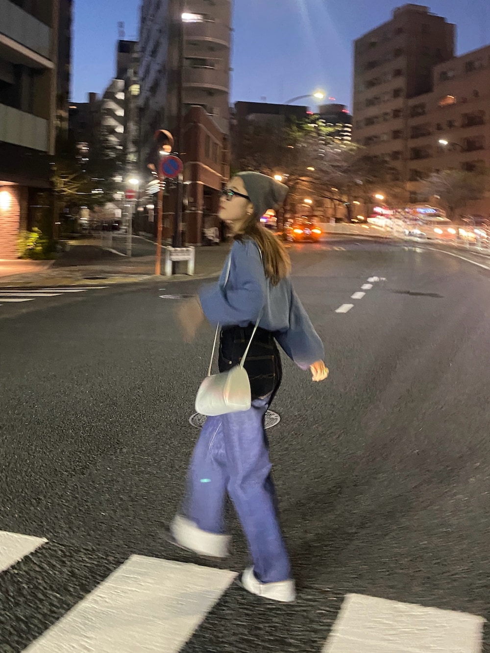 ブルー系のニット/セーター、ブルー系のデニムパンツ、グレー系のニットキャップ/ビーニーを着用したレディースの冬コーディネートの2枚目の写真