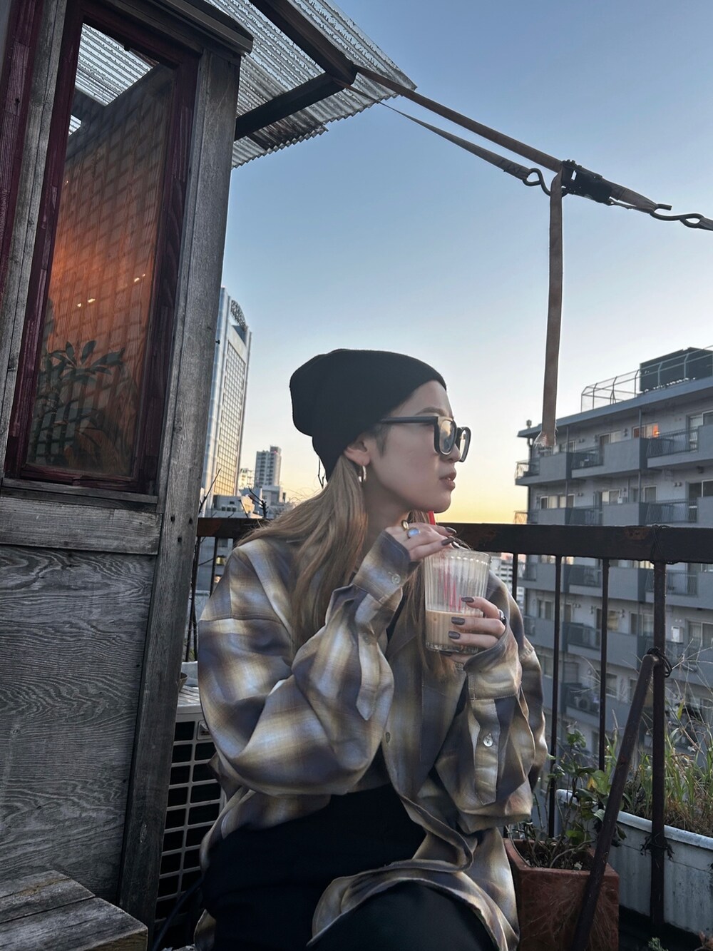 イエロー系のシャツ/ブラウスを着用したレディースの秋コーディネートの2枚目の写真