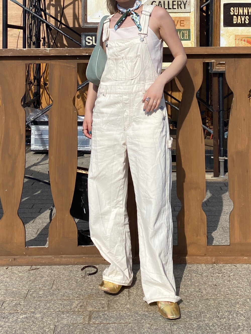 ホワイト系のキャミソール、ホワイト系のつなぎ/オールインワンを着用したレディースの夏コーディネートの6枚目の写真