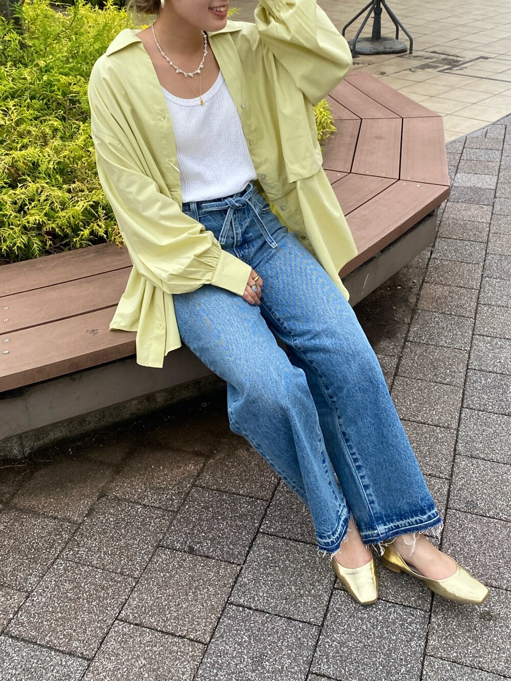 グリーン系のシャツ/ブラウス、ホワイト系のTシャツ/カットソー、ブルー系のデニムパンツを着用したレディースの夏コーディネートの4枚目の写真