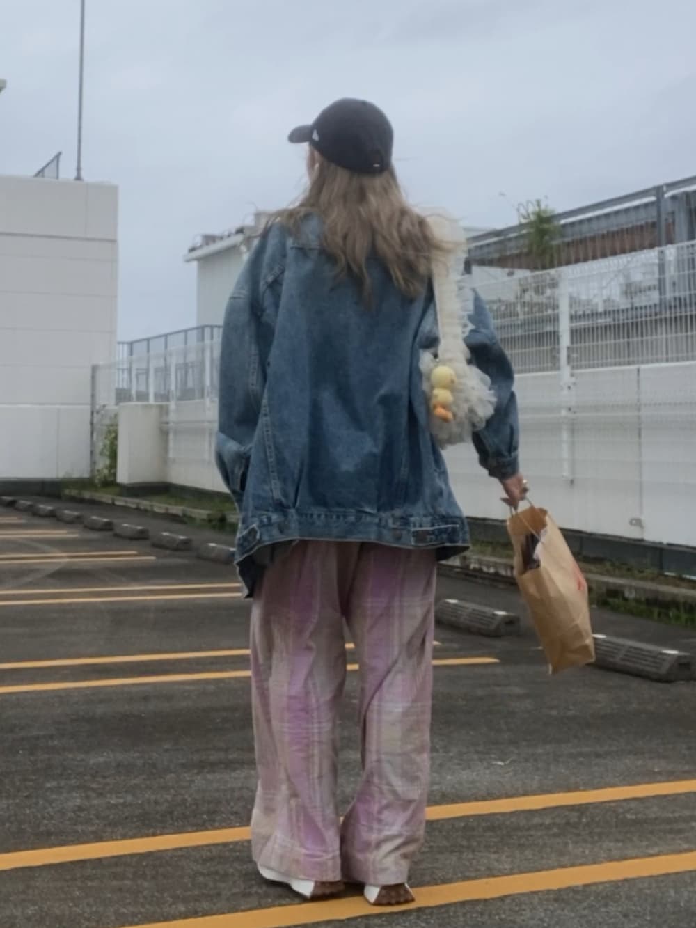 ホワイト系のTシャツ/カットソー、ブルー系のデニムジャケット、パープル系のその他パンツを着用したレディースの春コーディネートの4枚目の写真