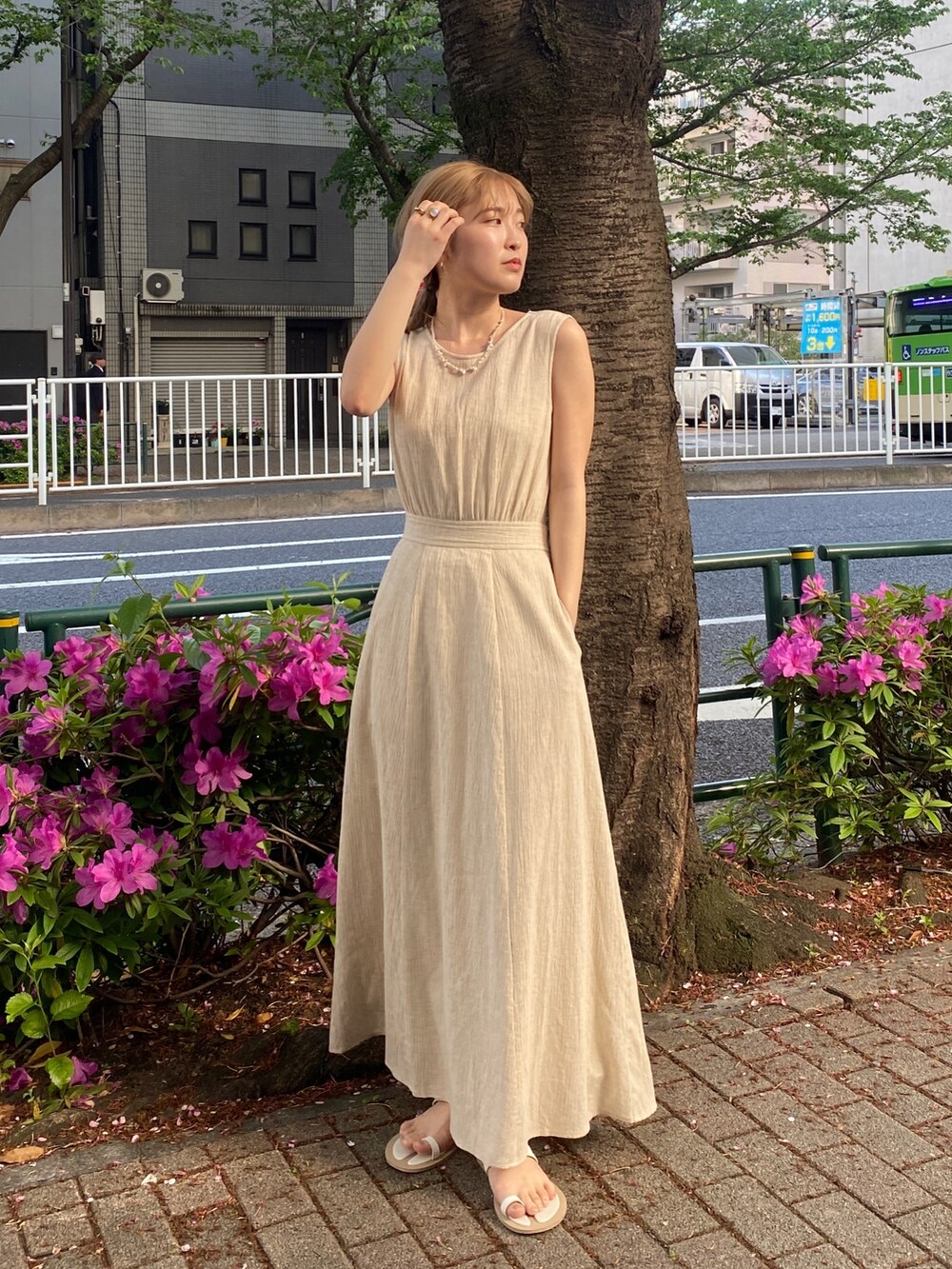 ホワイト系のワンピースを着用したレディースの春コーディネートの2枚目の写真