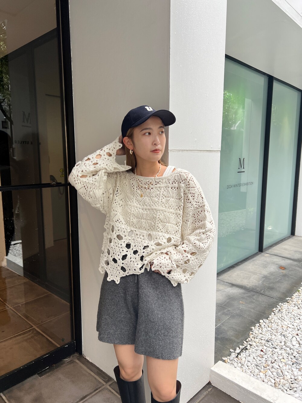 ホワイト系のニット/セーター、ホワイト系のTシャツ/カットソー、グレー系のその他パンツを着用したレディースの夏コーディネートの4枚目の写真