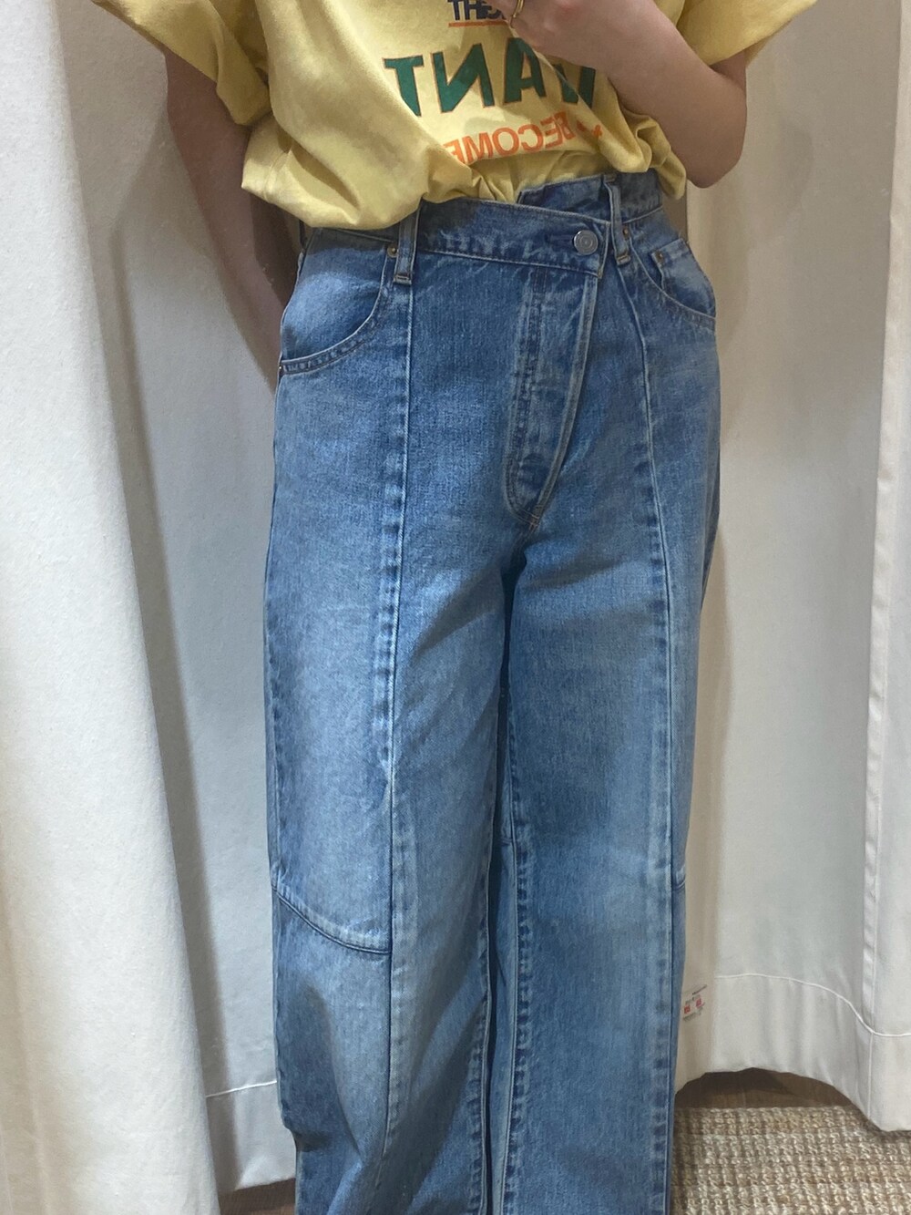 イエロー系のTシャツ/カットソー、ブルー系のデニムパンツを着用したレディースの春コーディネートの2枚目の写真