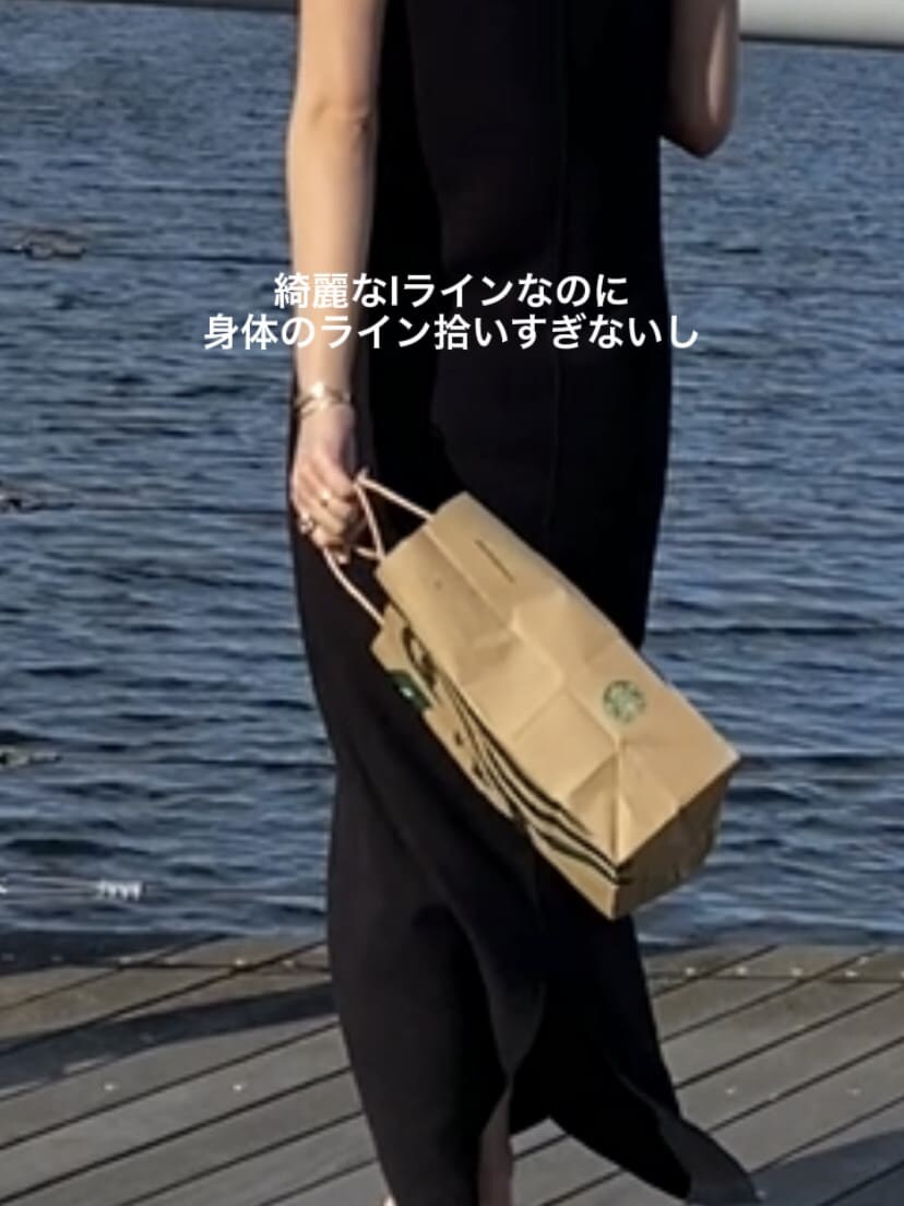ブラック系のワンピース、ピンク系のシャツ/ブラウスを着用したレディースの夏コーディネートの3枚目の写真