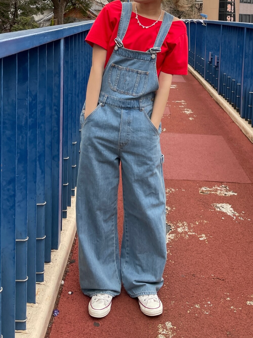 ブルー系のつなぎ/オールインワン、レッド系のTシャツ/カットソーを着用したレディースの春コーディネートの2枚目の写真