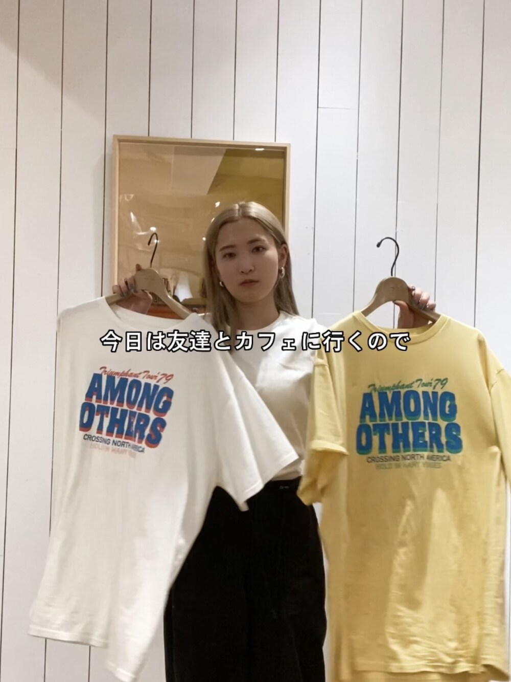 ホワイト系のTシャツ/カットソー、ブルー系のキャミソール、ホワイト系のハンドバッグを着用したレディースの夏コーディネートの3枚目の写真