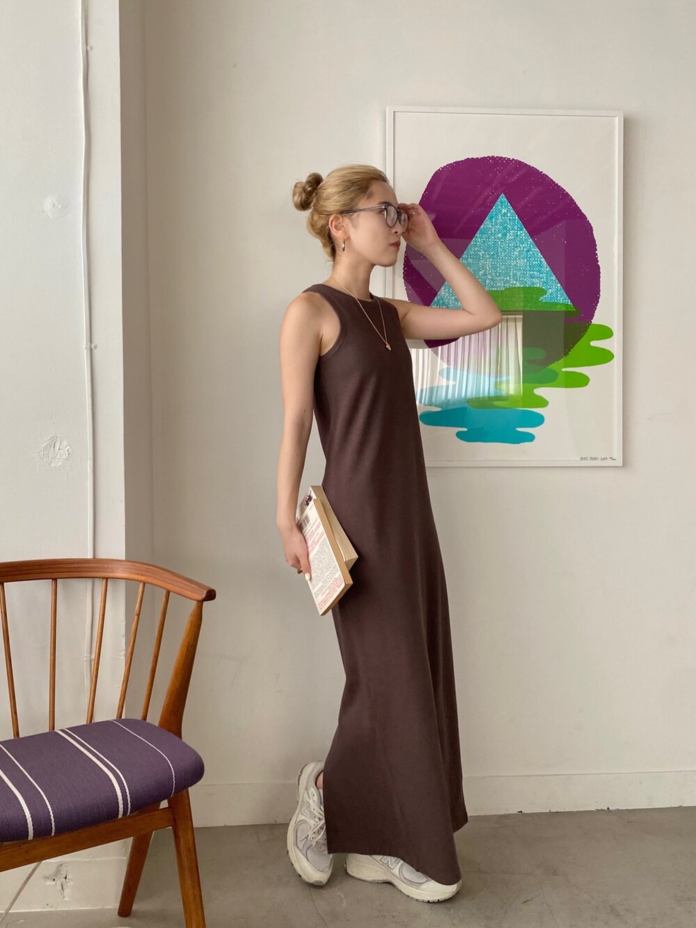 ブラウン系のワンピースを着用したレディースの夏コーディネートの2枚目の写真