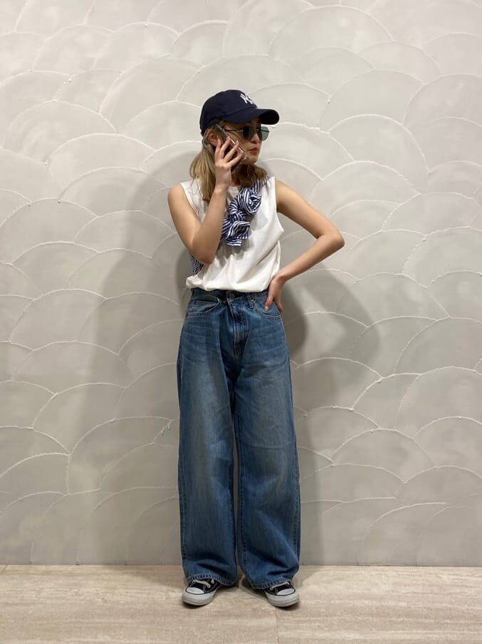 ブルー系のシャツ/ブラウス、ホワイト系のタンクトップ、ブルー系のデニムパンツを着用したレディースの春コーディネートの4枚目の写真