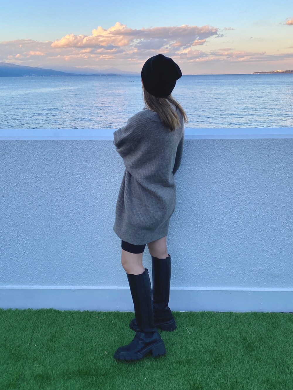 グレー系のカーディガン/ボレロ、ホワイト系のTシャツ/カットソー、ブラック系のニットキャップ/ビーニーを着用したレディースの冬コーディネートの2枚目の写真