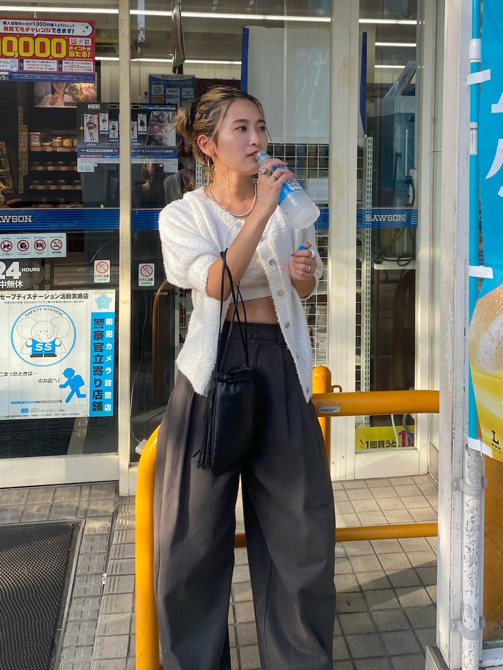 ホワイト系のカーディガン/ボレロ、グレー系のチノパンツ、ブラック系のスリッポンを着用したレディースの秋コーディネートの2枚目の写真