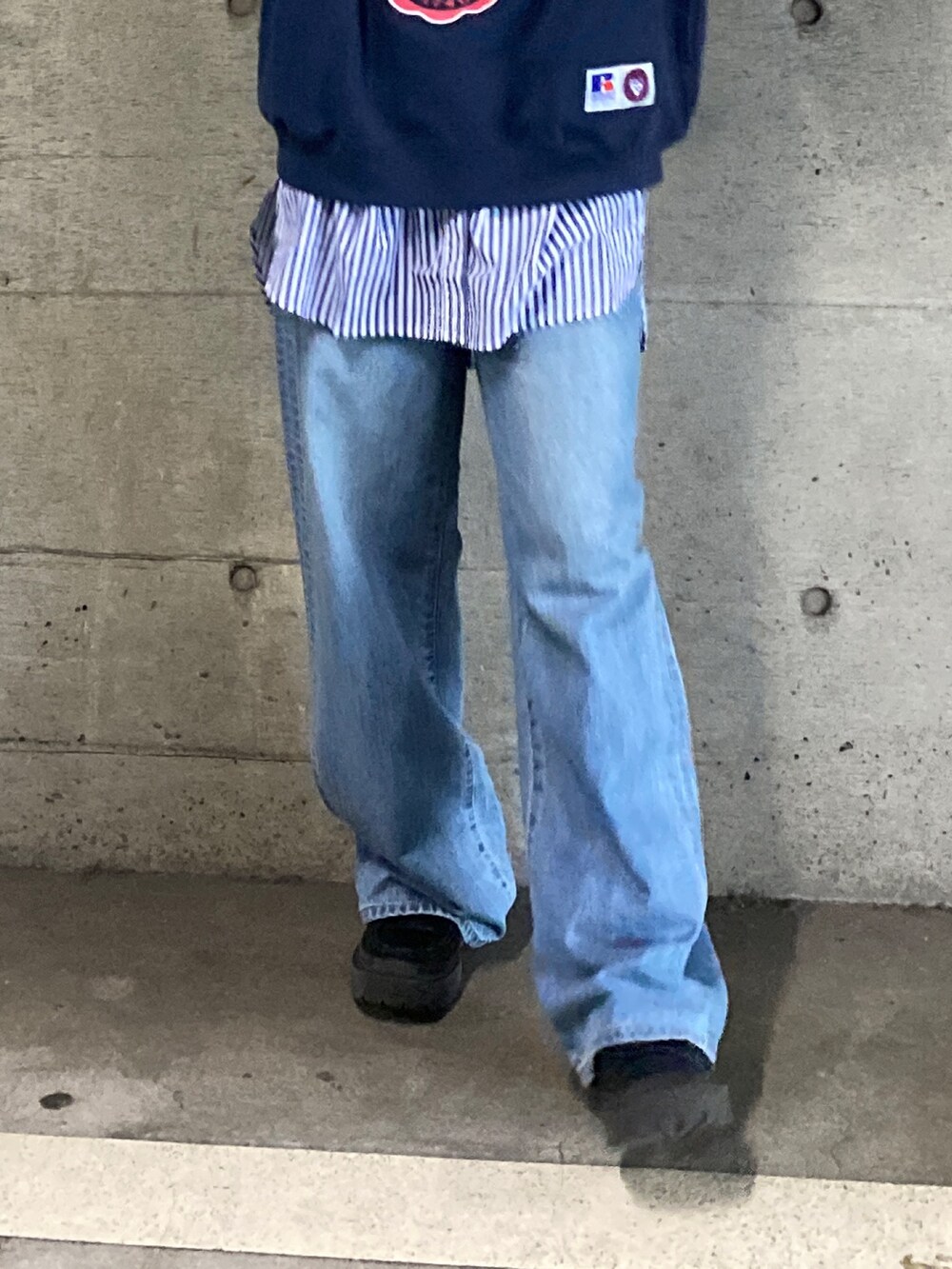 ブルー系のパーカー、ブルー系のシャツ/ブラウス、ブルー系のデニムパンツを着用したレディースの冬コーディネートの5枚目の写真