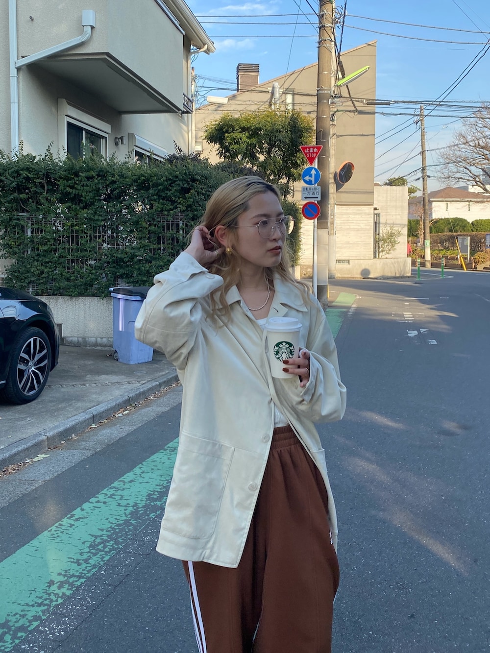 ホワイト系のテーラードジャケット、ホワイト系のパンプスを着用したレディースの冬コーディネートの3枚目の写真