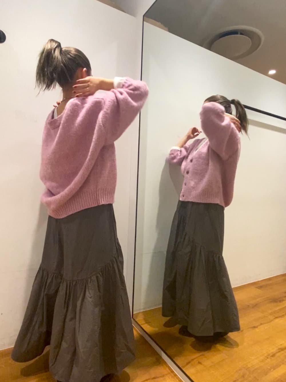 ピンク系のカーディガン/ボレロ、グレー系のスカート、ホワイト系のTシャツ/カットソーを着用したレディースの秋コーディネートの2枚目の写真