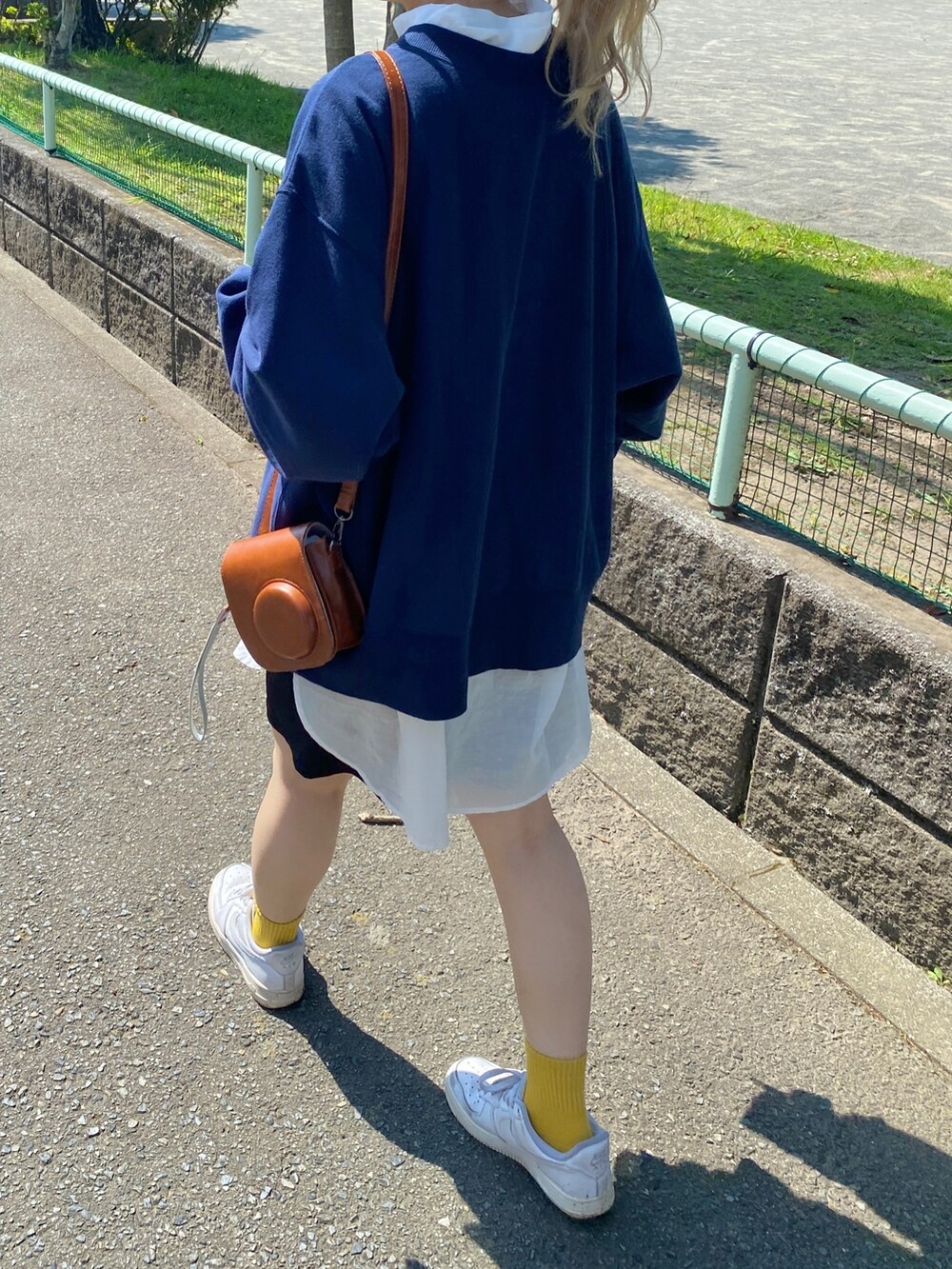 ブルー系のスウェット、ホワイト系のシャツ/ブラウス、ブラウン系のメガネを着用したレディースの夏コーディネートの5枚目の写真