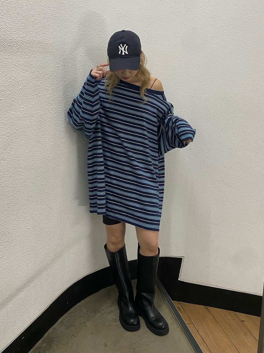 ブルー系のTシャツ/カットソー、ブラック系のブーツを着用したレディースの春コーディネートの2枚目の写真