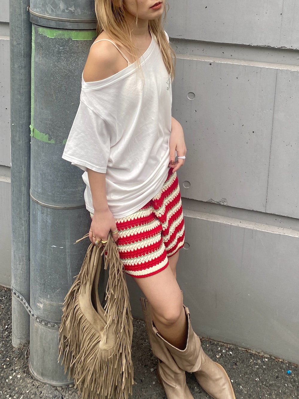ホワイト系のTシャツ/カットソー、レッド系のその他パンツ、ベージュ系のブーツを着用したレディースの夏コーディネートの5枚目の写真