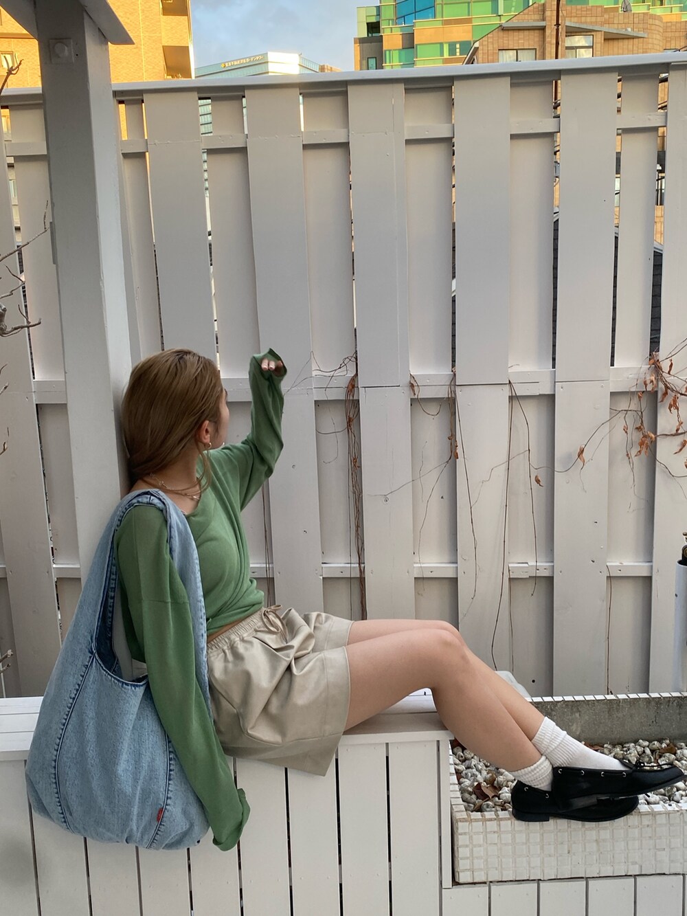 グリーン系のニット/セーター、ベージュ系のその他パンツ、ブラック系のローファーを着用したレディースの冬コーディネートの2枚目の写真