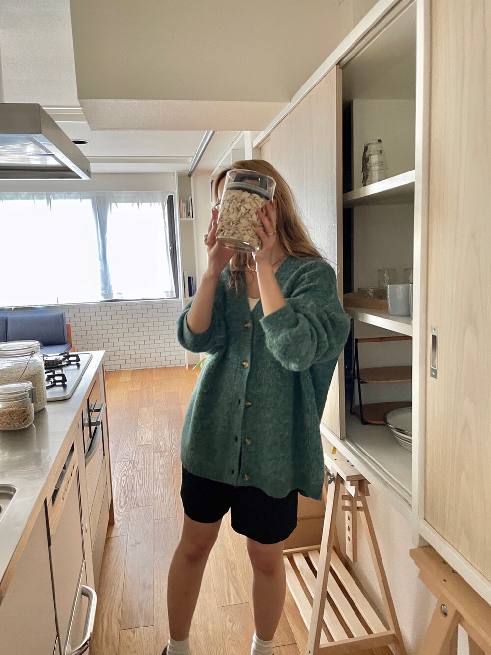 グリーン系のカーディガン/ボレロ、ブラック系のローファー、ブラック系のメガネを着用したレディースの秋コーディネートの5枚目の写真