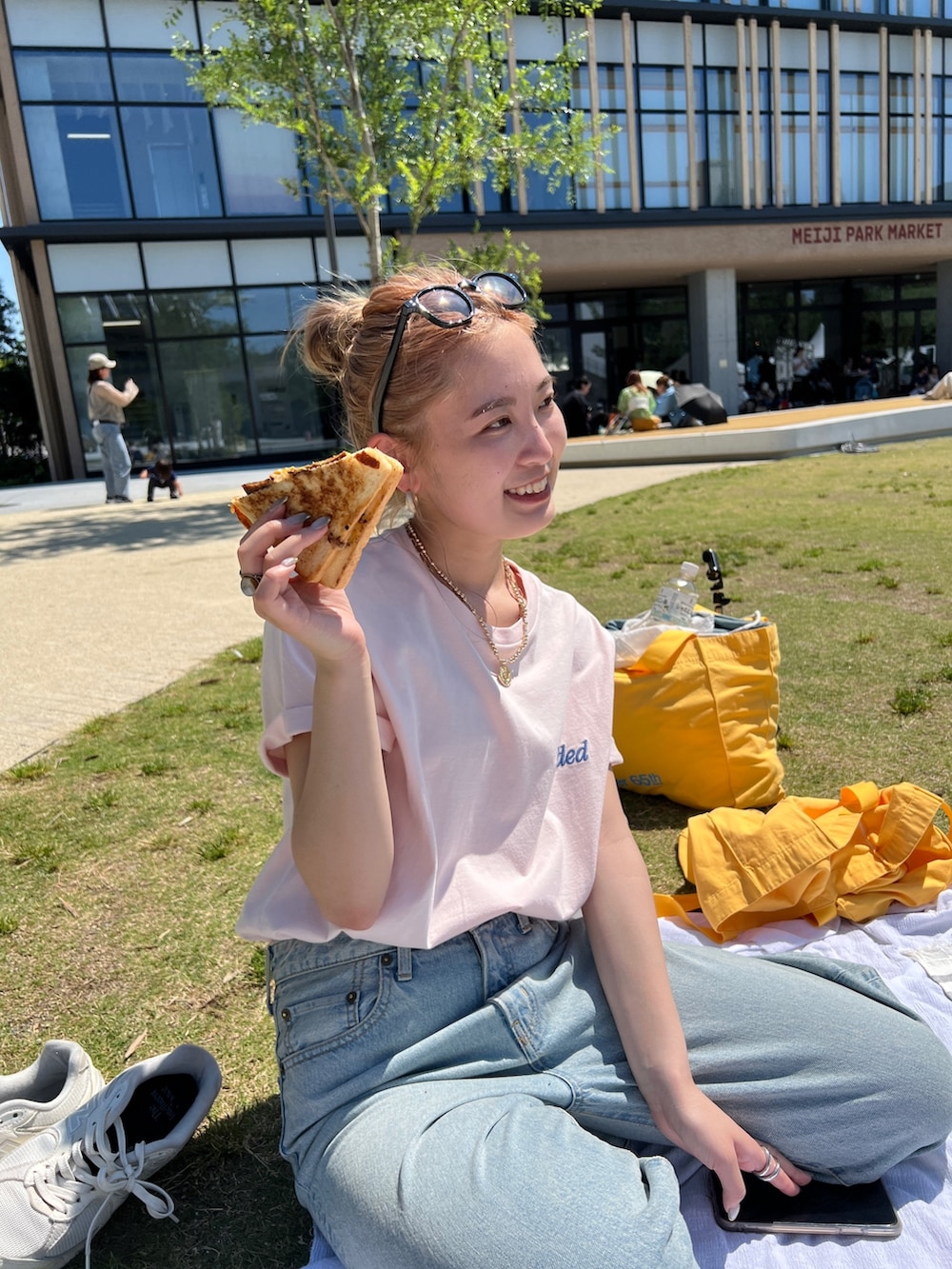 ピンク系のTシャツ/カットソー、ブルー系のデニムパンツ、ブルー系のショルダーバッグを着用したレディースの夏コーディネートの3枚目の写真