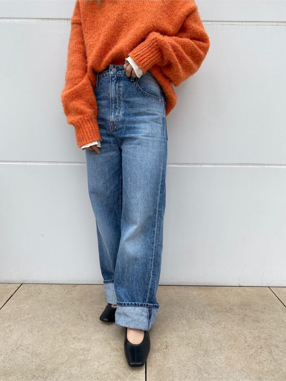 ブラック系のパンプス、ブルー系のデニムパンツ、ホワイト系のTシャツ/カットソーを着用したレディースの秋コーディネートの7枚目の写真