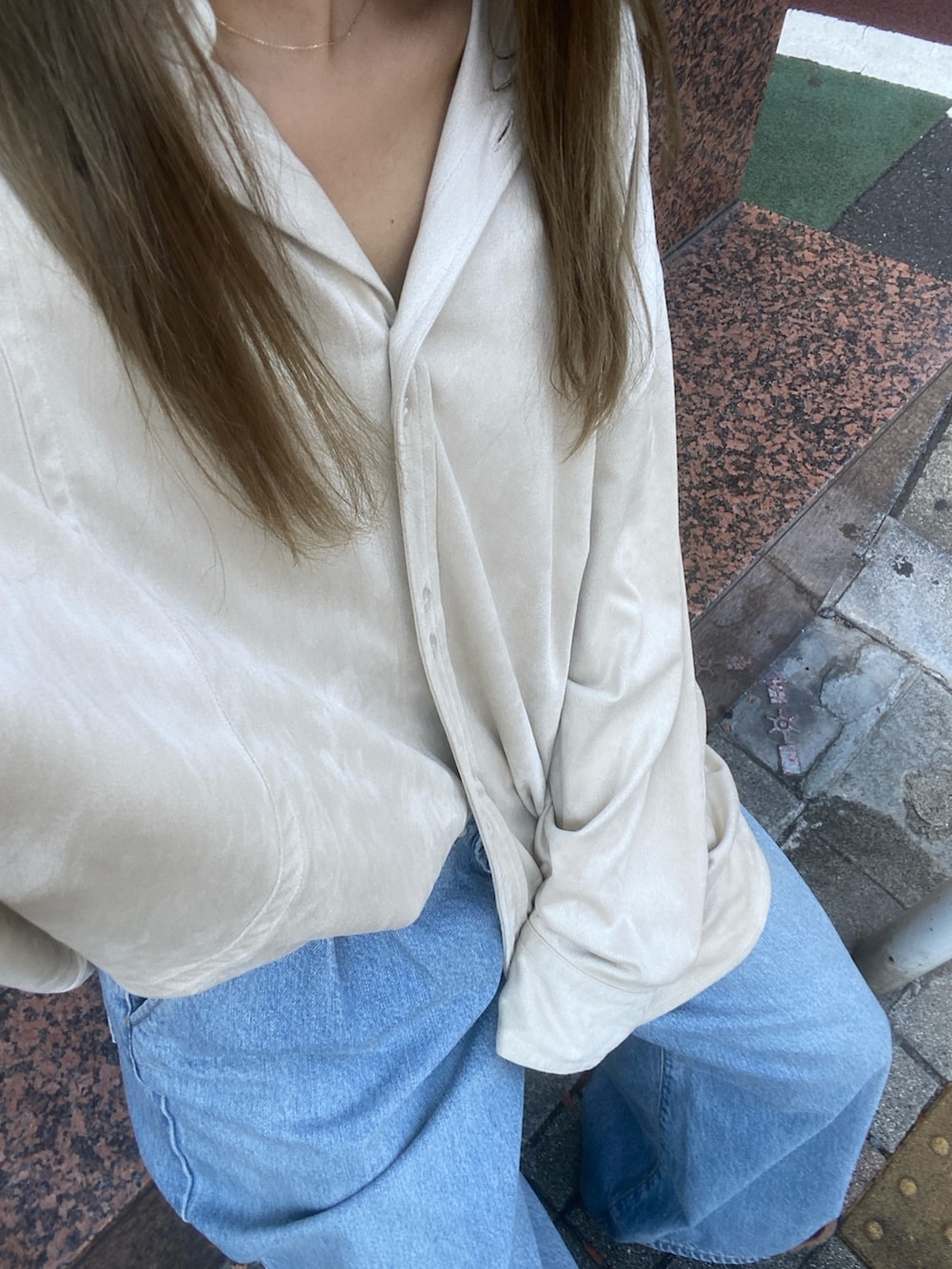 ホワイト系のシャツ/ブラウス、ブルー系のデニムパンツ、ブラウン系のローファーを着用したレディースの秋コーディネートの3枚目の写真