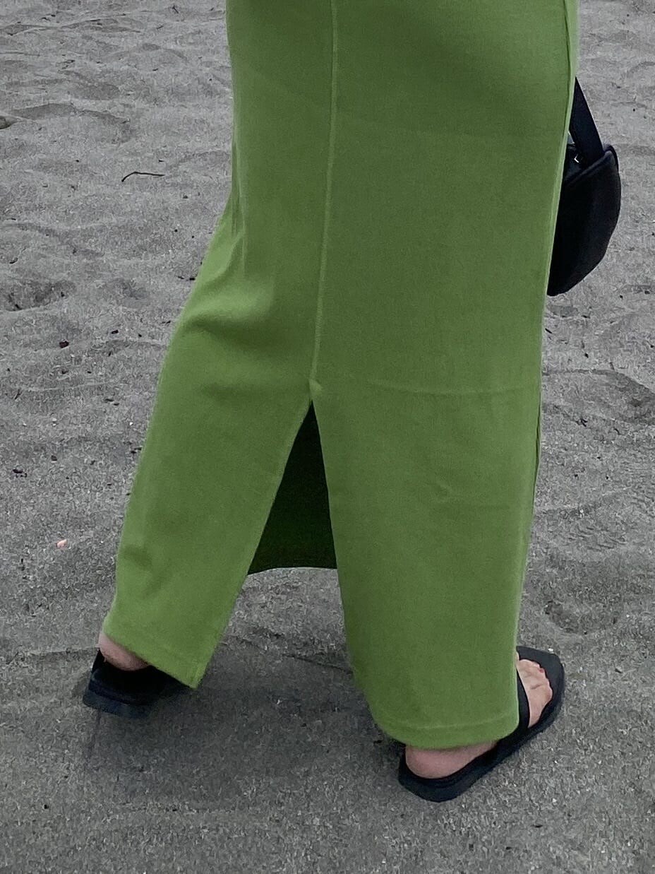 グリーン系のワンピース、ブラウン系のハットを着用したレディースの夏コーディネートの7枚目の写真