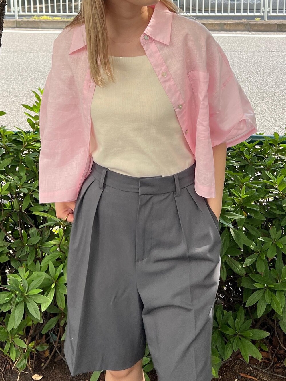 ホワイト系のキャミソール、グレー系のその他パンツを着用したレディースの夏コーディネートの3枚目の写真