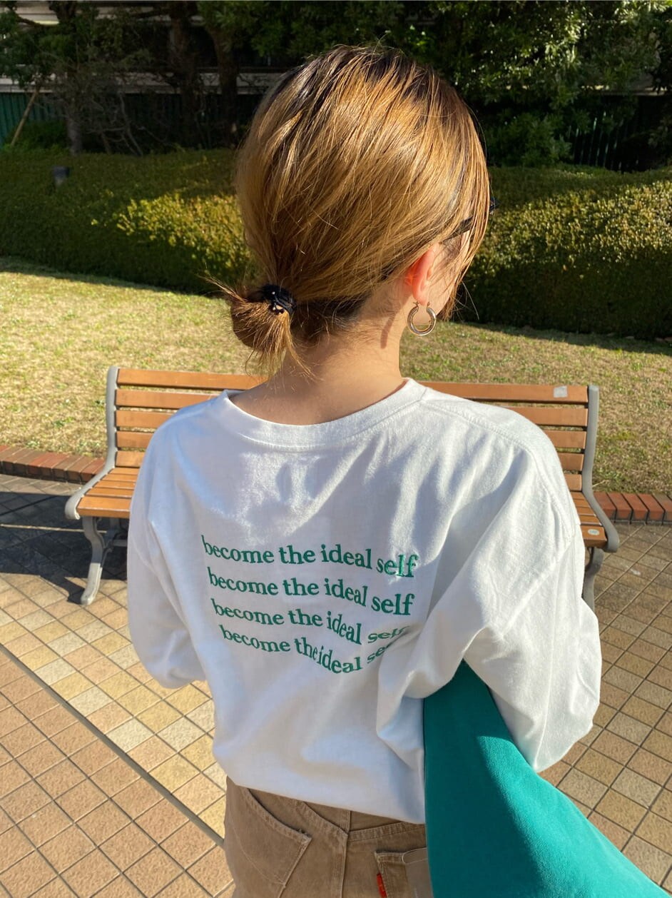 ホワイト系のTシャツ/カットソー、ベージュ系のデニムパンツ、グリーン系のスウェットを着用したレディースの冬コーディネートの2枚目の写真