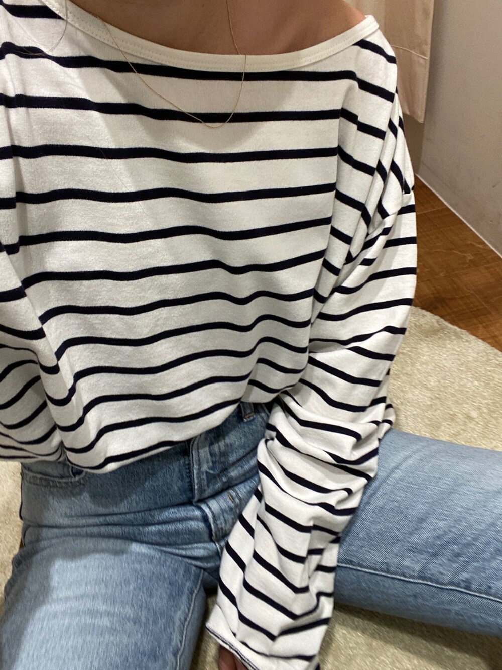 ブルー系のTシャツ/カットソー、ブルー系のデニムパンツ、グリーン系のスニーカーを着用したレディースの冬コーディネートの4枚目の写真